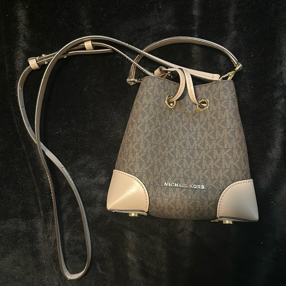Michael Kors - Mini Crossbody w/ Drawstring including money pouch - Like New